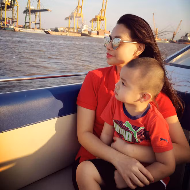 Ngày xưa Ý Nhi thường thích thú khi nhắc đến mình là bản sao của Hồ Ngọc Hà. Tuy nhiên, Tuy nhiên, hiện tại cô nàng 9X này không còn muốn nói nhiều chuyện đó nữa vì đã lập gia đình, có con trai và không muốn bị mang ra so sánh.