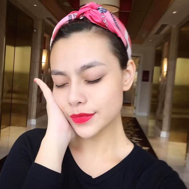 Theo nhiều người nhận xét, Ý Nhi là "bản sao hoàn hảo nhất" của ca sĩ Hồ Ngọc Hà từ trước tới nay. Từ bé đến lớn, nhiều người đã nói Ý Nhi giống Hà Hồ. Thậm chí, mọi người còn hỏi cô có phải là bà con họ hàng của nữ ca sĩ sinh năm 1984 hay không.