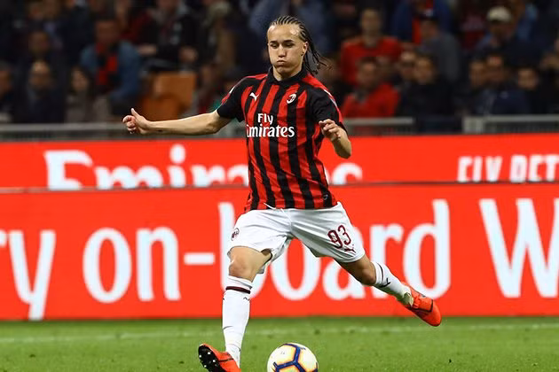Không thể tìm được chỗ đứng tại AC Milan, Diego Laxalt chuyển sang Atalanta nhằm tìm kiếm cơ hội chơi bóng nhiều hơn.