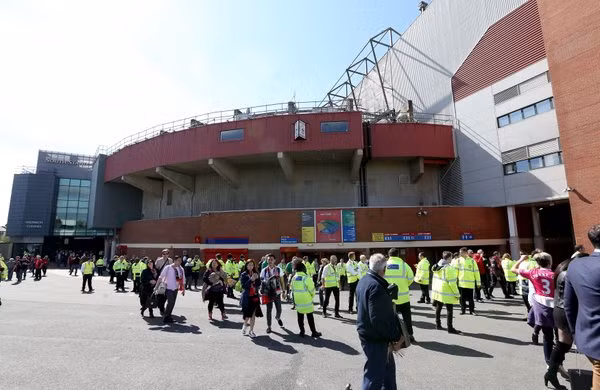 Tran dau giua Man United - Bournemouth bi vi nghi danh bom