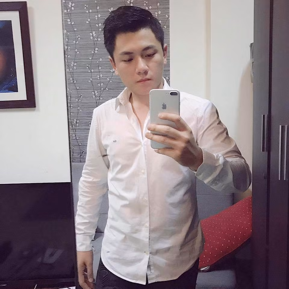 Bất ngờ nổi tiếng nhưng cuộc sống nhưng không ảnh hưởng nhiều lắm. Trai đẹp 9X tiếp viên này vẫn đi làm bình thường và cảm thấy hạnh phúc khi được bận rộn cùng chiếc vali và những chuyến bay mỗi ngày.