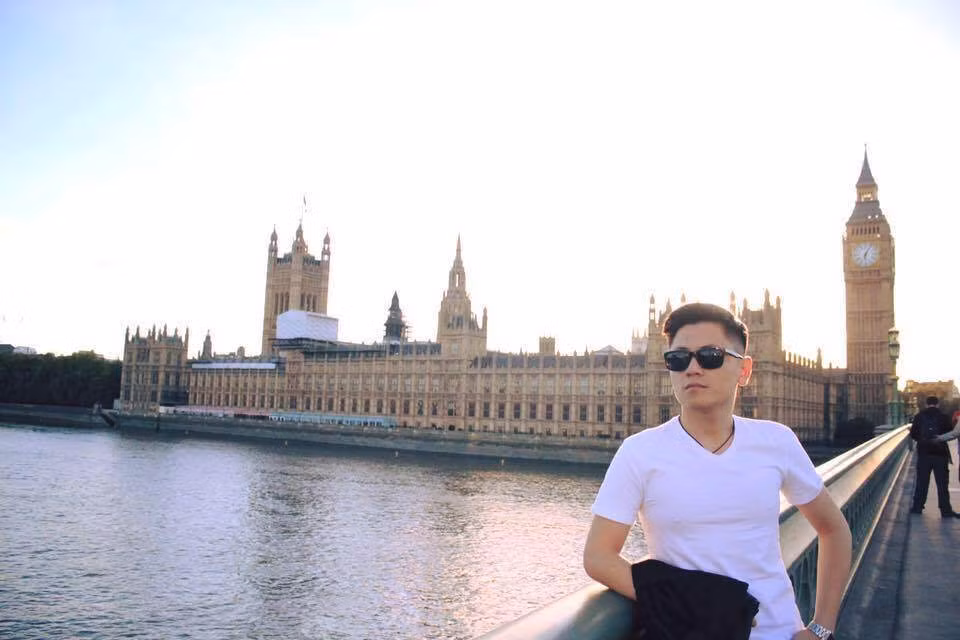 Trước khi trở thành tiếp viên hàng không, Khôi Nguyễn từng có thời gian học tập ở Anh. Sau khi về nước, 9x cũng có làm về mảng marketing theo đúng chuyên ngành từng theo học.