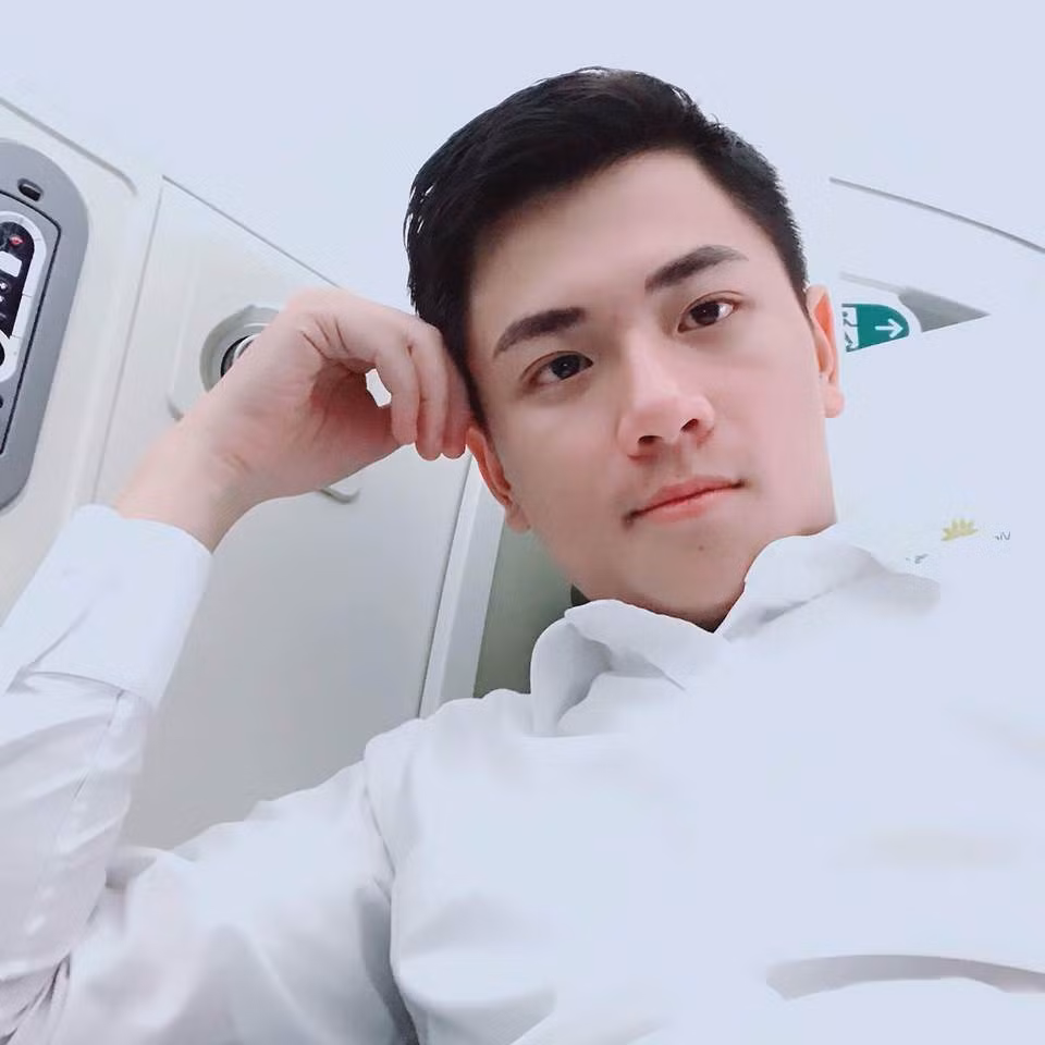 Sở hữu gương mặt điển trai cùng má lúm đồng tiền cực duyên, trai đẹp hàng không 9X Sài thành khiến hội chị em liên tục tìm kiếm trên mạng xã hội. Ảnh trong bài: FBNV.