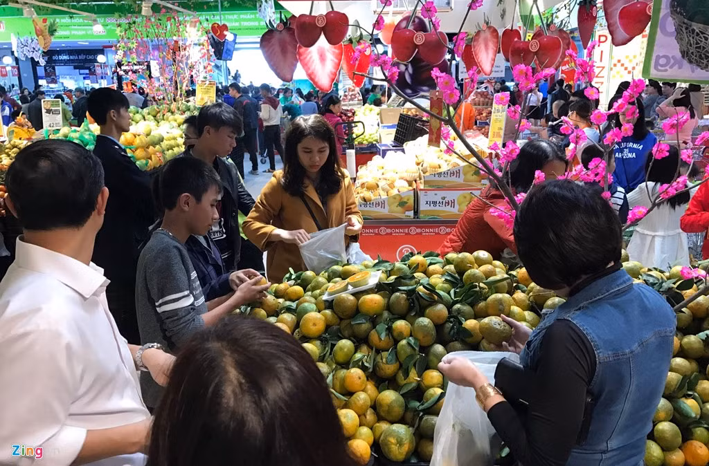 Việc mua hàng trong siêu thị giúp người tiêu dùng yên tâm hơn so với đi chọn lựa ở các cửa hàng bên ngoài.