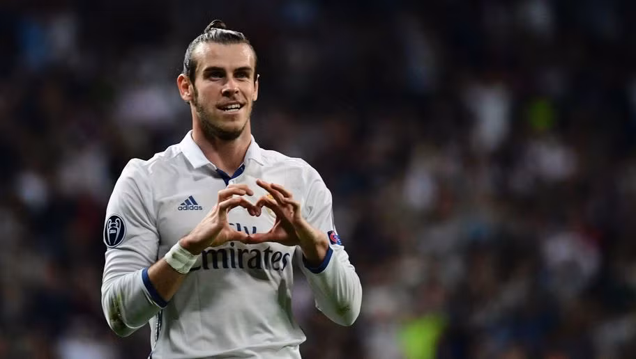 Với việc gia hạn hợp đồng với Real Madrid đến tận năm 2020, Gareth Bale không chỉ trở thành cầu thủ hưởng lương cao nhất ở thời điểm hiện tại, mà còn vượt Cristiano Ronaldo, trở thành ngôi sao sở hữu điều khoản giải phóng cao nhất thế giới, 900 triệu bảng.