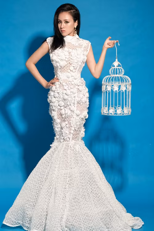 Nói về chính bản thân mình, hot girl từng gây đình đám trong mạng xã hội Việt - Bà Tưng chia sẻ thêm: "Huyền Anh của ngày xưa đã qua rồi mà thay vào đó là sự trưởng thành, chín chắn. Sự ủng hộ của mọi người là động lực lớn để Huyền Anh cố gắng nhiều hơn với nghệ thuật”.