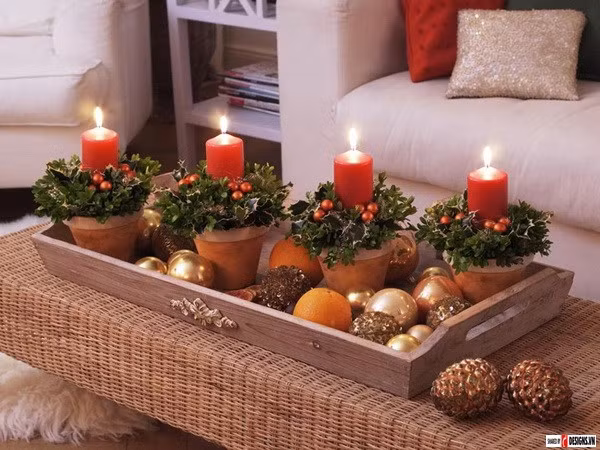 Giáng sinh thường không thể thiếu đi ánh nến. Trong các bữa tiệc Giáng sinh của người phương Tây, bạn thường thấy các gia đình vẫn dùng nến để thắp sáng hoàn toàn. Những ánh nến lung linh sẽ tạo nên không gian căn phòng huyền ảo, ấm cúng dịp Noel.