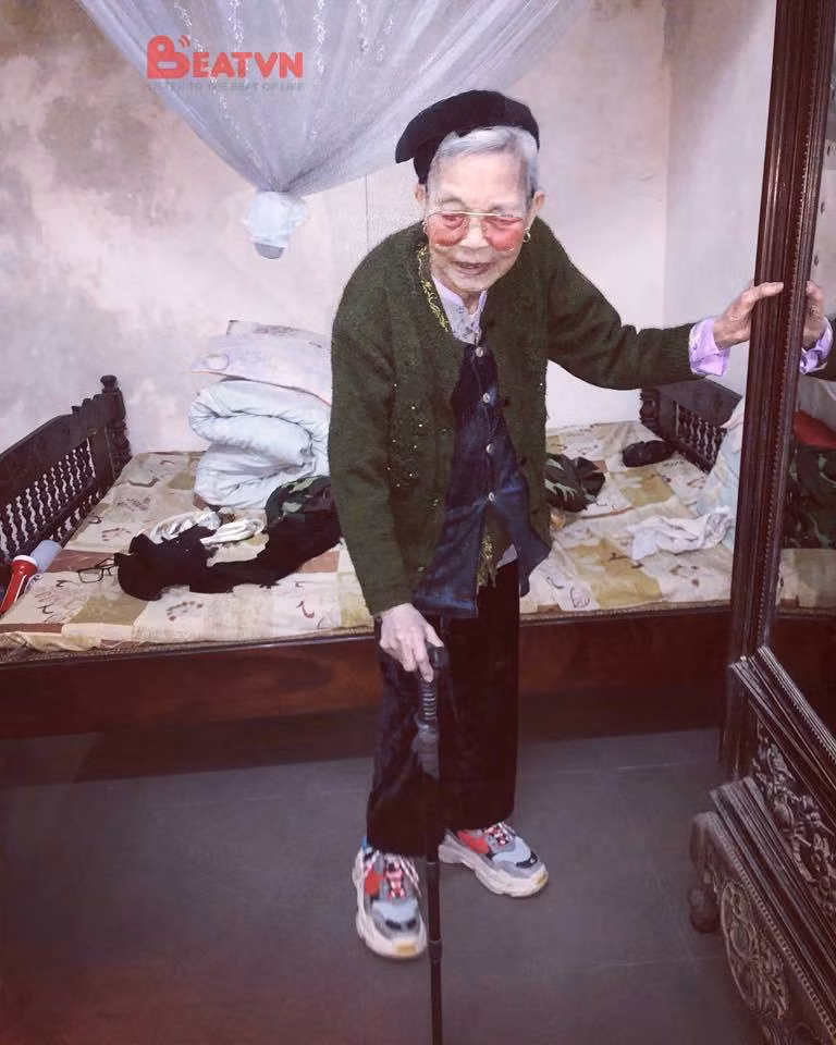 Đừng tưởng mỗi các cháu biết đi sneaker, các cụ đi giày cũng khá đẹp nhé.