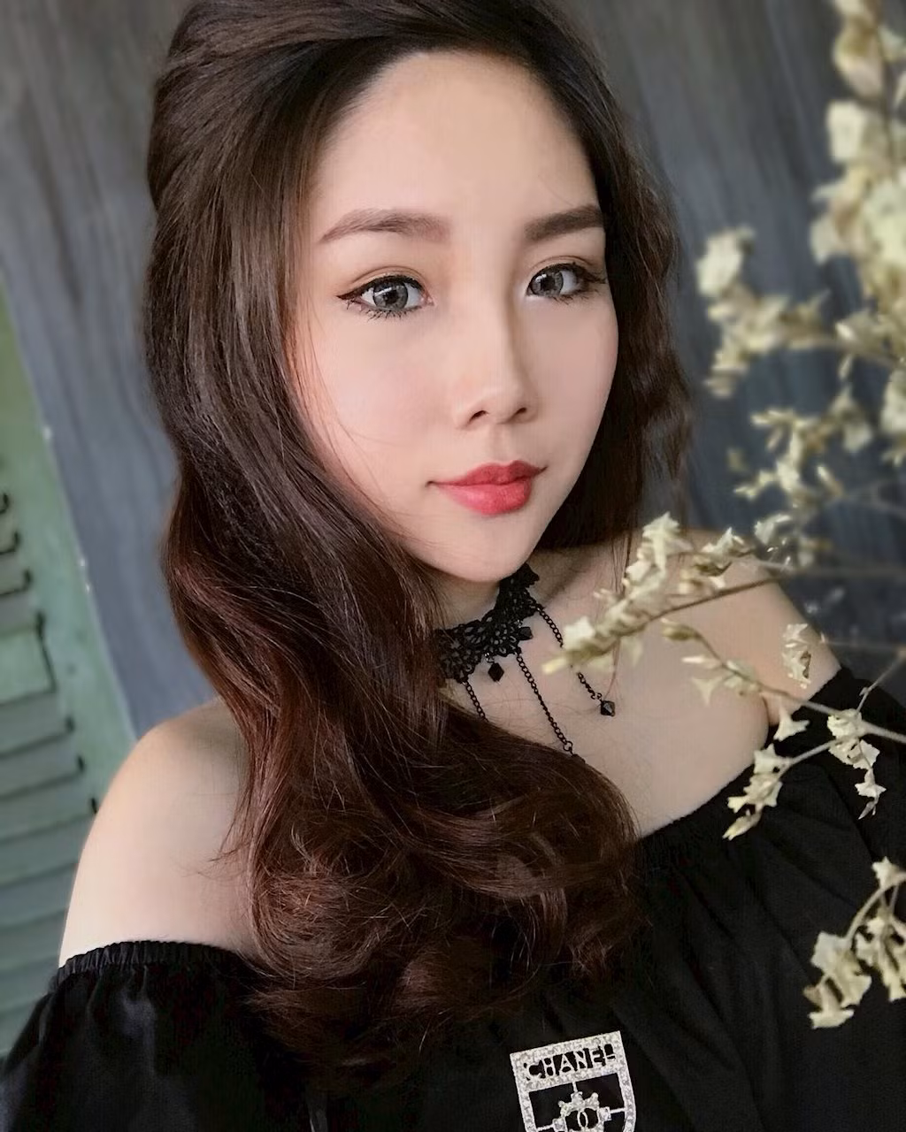 "Mình thấy việc quen người lớn tuổi sẽ giúp bản thân học hỏi được rất nhiều điều, trưởng thành hơn. Tuy nhiên tình cảm thì con phụ thuộc vào duyên nợ, do đó mình chưa thể nói trước được điều gì. Duyên đến thì nhận thôi ạ". Ngọc Anh cho biết thêm.