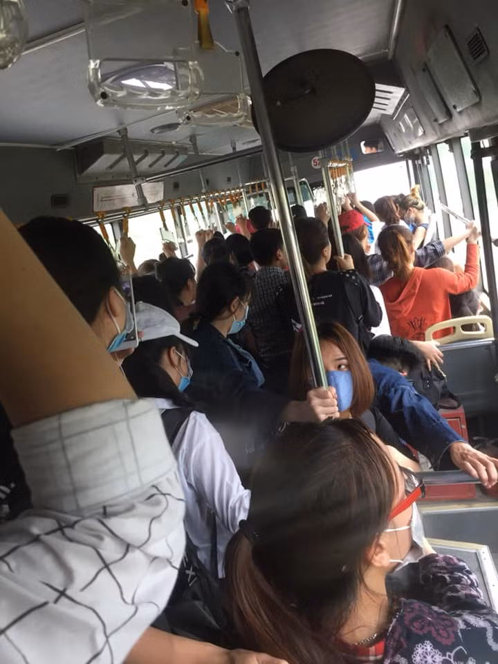 Hình ảnh chuyến xe bus đông nghẹt người đưa ra bến xe để về quê.