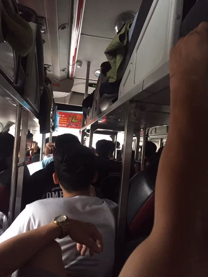 Dù là xe giường nằm nhưng dường như các vị khách không có đủ diện tích để nằm trong chuyến "di cư" nghỉ lễ 30/4 - 1/5.