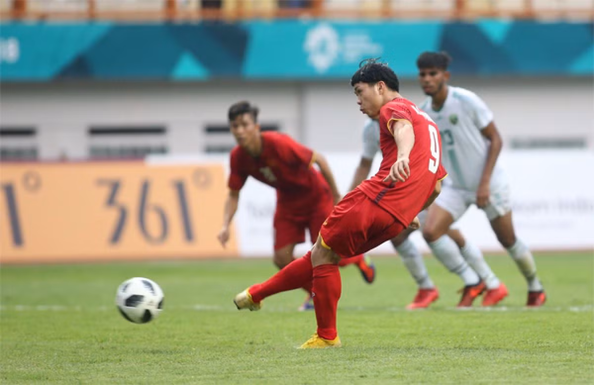 Vừa mới qua, Công Phượng còn khiến cả Ronaldo và Messi phải "ngửi khói" mình khi thực hiện không thành công tới 2 quả 11m chỉ trong 1 trận đấu.