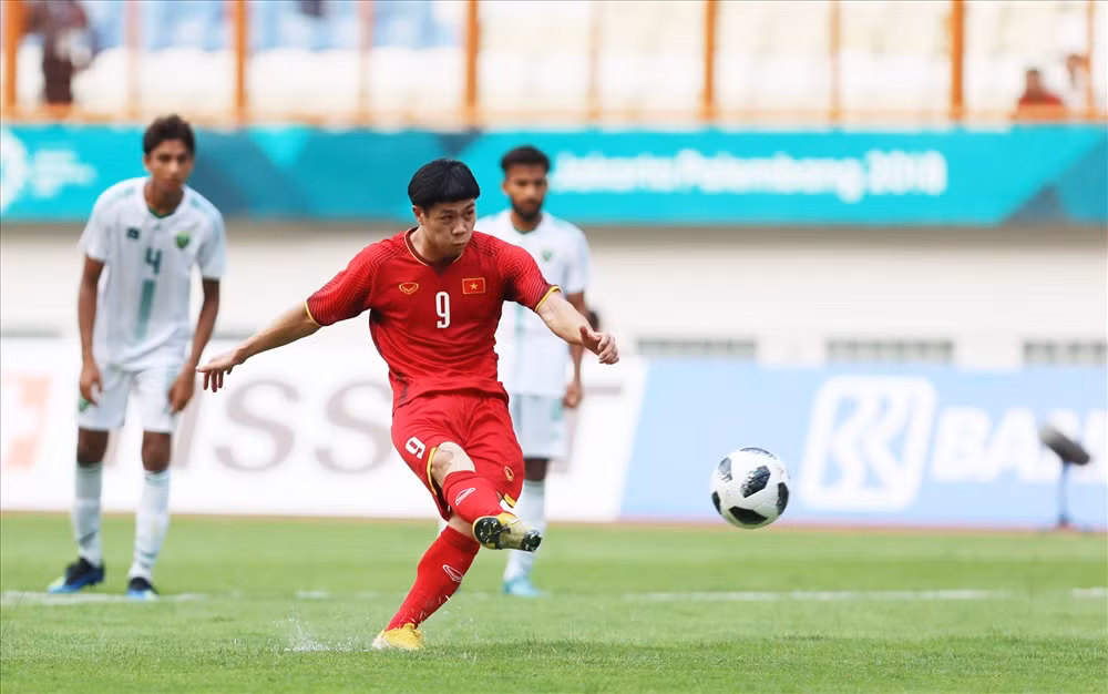 Pha 11m đầu tiên mà Olympic Việt Nam được hưởng đã theo chân của Công Phượng đập trúng vào xà ngang trong ánh mắt ngỡ ngàng của nhiều đồng đội và khán giả.
