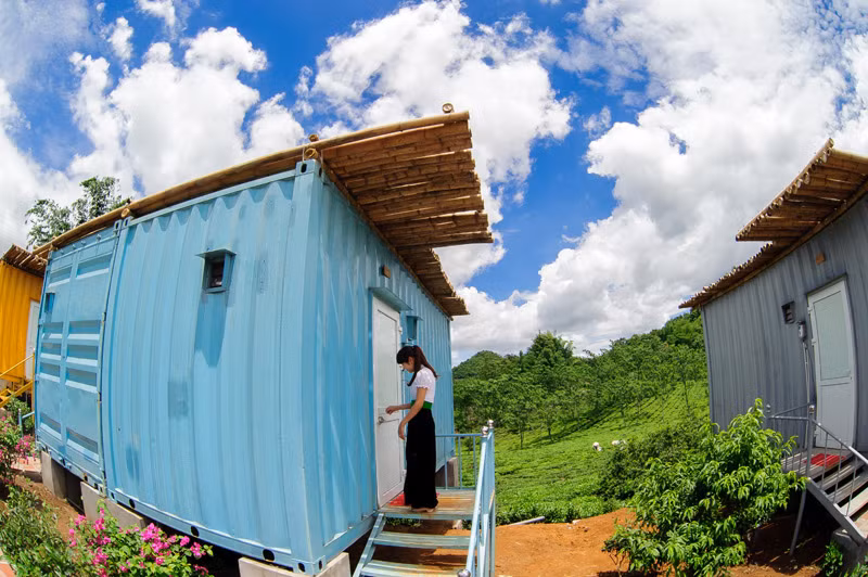 Khu resort mới lạ nói trên nằm trung tâm thị trấn Mộc Châu tầm 5km và phương tiện giúp các bạn trẻ di chuyển tới đây là ô tô hoặc xe máy bởi đường khá dễ đi.