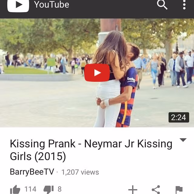 Chan dung ban sao cua Neymar lua hon gai xinh giua duong