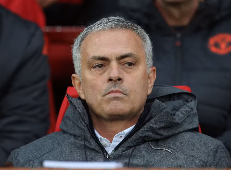 Tin chuyển nhượng cầu thủ từ Express, Mourinho lo MU thậm chí bị đá văng khỏi top 4 sau phong độ thất thường. Trong khi hàng xóm Man City đá đâu thắng đó, thì Quỷ đỏ mất hẳn tinh thần kể từ derby Manchester. Ảnh: Express