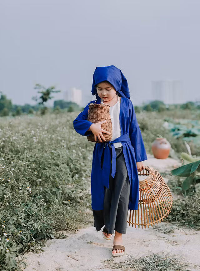 Trong bộ áo tứ thân truyền thống, Gia Hân đã hóa thân thành nàng Tấm xinh đẹp với chiếc giỏ bắt tôm, tép trên tay.