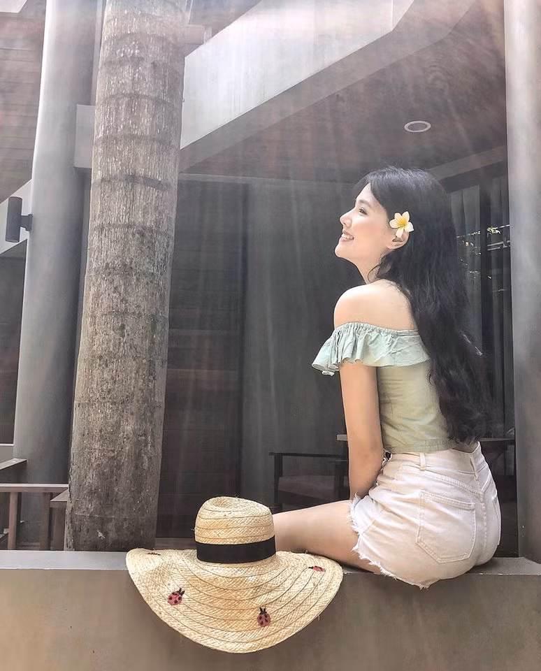 Hot girl Phanh Lee được yêu thích qua các bộ phim truyền hình dành cho giới trẻ, nổi bật trong đó có "Trái tim có nắng" hay gần đây nhất là "Yêu thì ghét thôi".