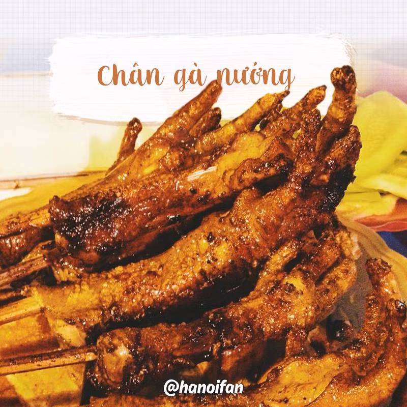Những chiếc chân gà được tẩm ướp gia vị kỹ càng, rồi nướng trên than hồng, toả mùi thơm phức sẽ khiến cho những ngày gió mùa trôi đi thật ấm áp. Ở đó, người thưởng thức vừa có thể ngắm nhìn đường phố, cảm nhận từng cơn gió lạnh thổi vào và nhấm nháp từng miếng chân gà ngon miệng.
