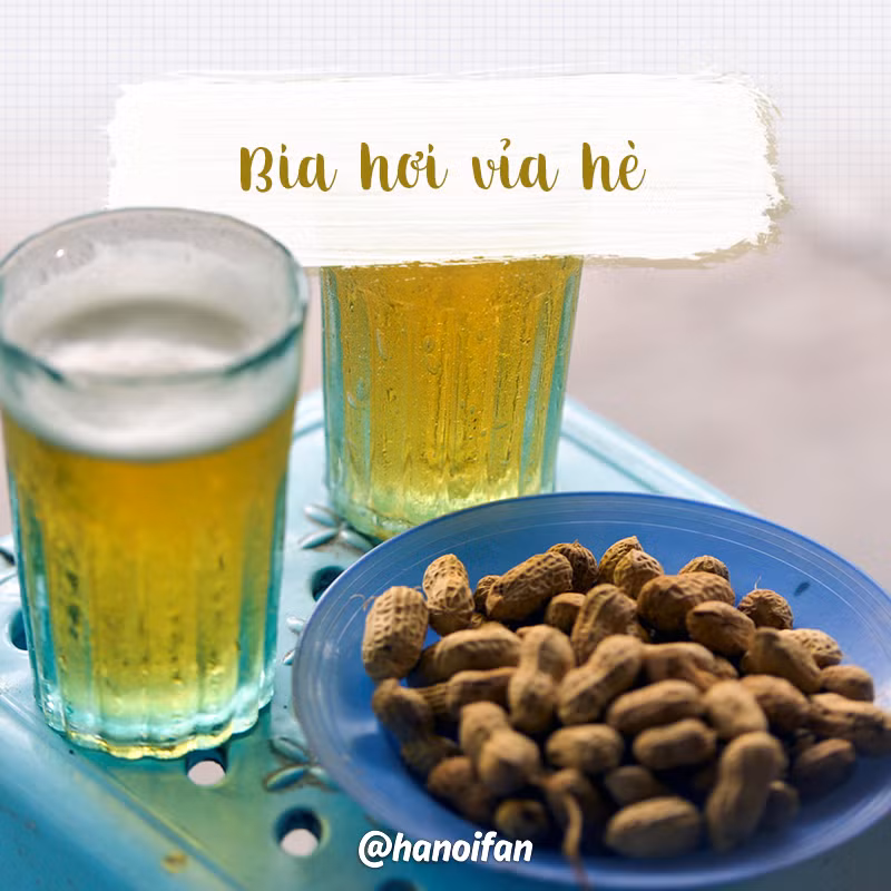 Những chiều Tạ Hiện với bia hơi, nem phùng và lạc luộc là những kỉ niệm chẳng một du khách nào đến với Hà Nội quên được. Chẳng phải cửa hàng sang chảnh, bàn ghế cao ráo mà chỉ có những cái ghế nhựa và vỉa hè, đã tạo nên sức hút riêng cho bia hơi Hà Nội. Ảnh sử dụng trong bài: @hanoifan.