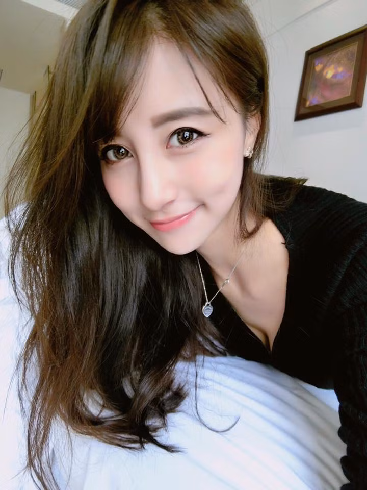 Chỉ mỉm cười nhưng Rita Cao vẫn khiến hàng vạn trái tim cánh mày râu "loạn nhịp" vì nhan sắc quá xinh của mình.