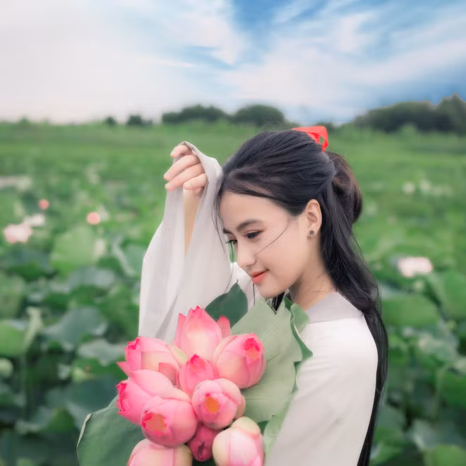 Tâm sự về bản thân, Viết Sơn cho biết mình khá sợ nước còn người yêu thì lại hoạt bát, năng động, thích leo trèo khắp mọi chỗ. Chiếc cầu tre vừa trơn, vừa nhỏ khiến nhiếp ảnh gia rất khó đứng vững để chọn một góc máy hoàn hảo.
