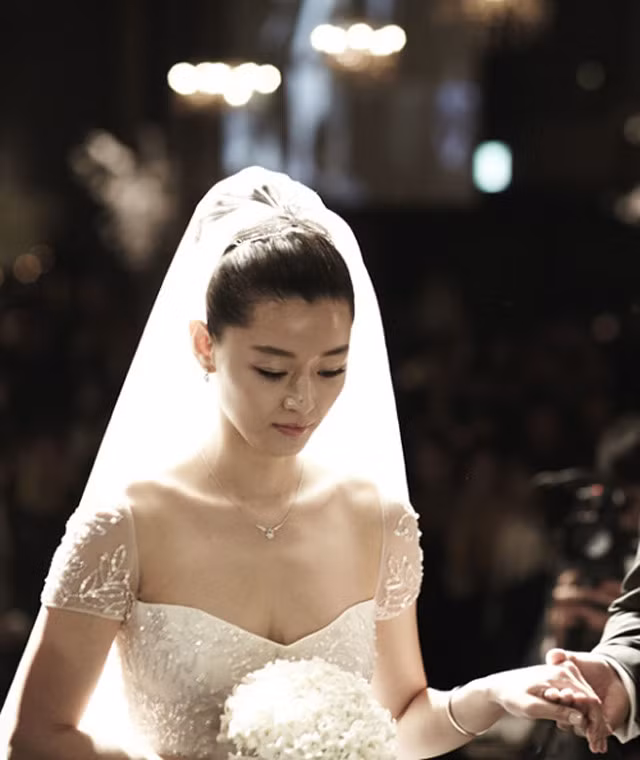 "Mợ chảnh" Jeon Ji Hyun diện váy cưới sang trọng đến từ thương hiệu Reem Acra khi cử hành hôn lễ. Mẫu váy được trang trí đá quý có giá lên đến gần 80 triệu Won (1,6 tỷ đồng).