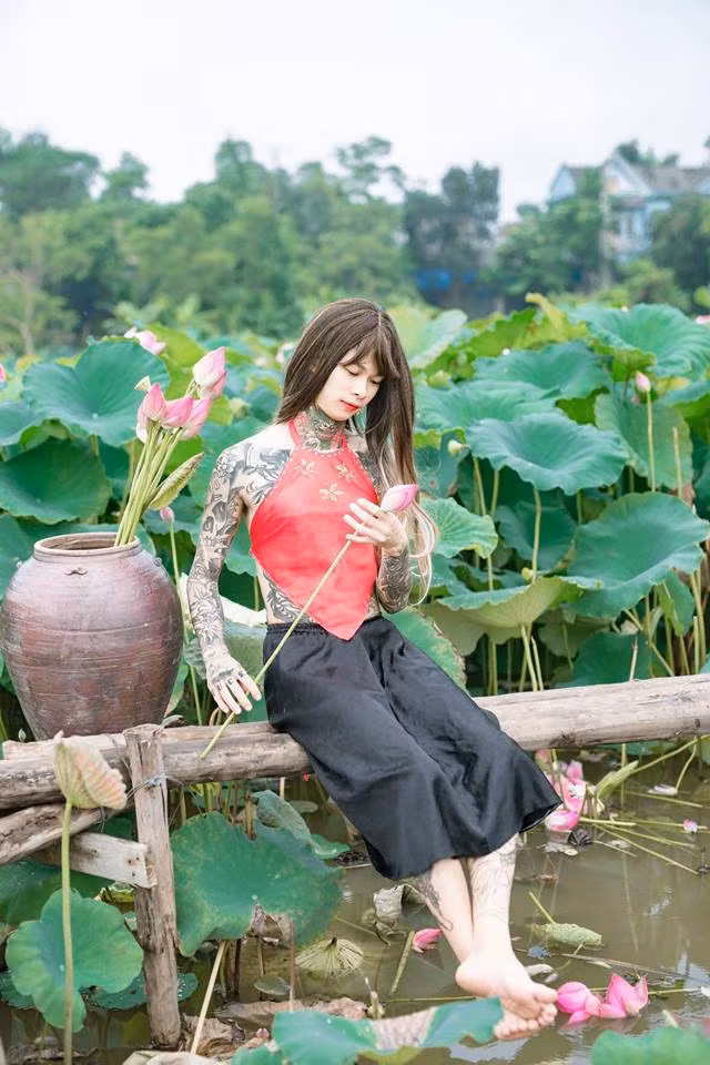 Theo nhiều dân mạng nhận xét, những bức ảnh bên ao sen của Tuấn Lâm mang đến nét mới và chứng minh không chỉ có các chị em mà các anh em cũng có thể khoe dáng bên ao sen thơ mộng.