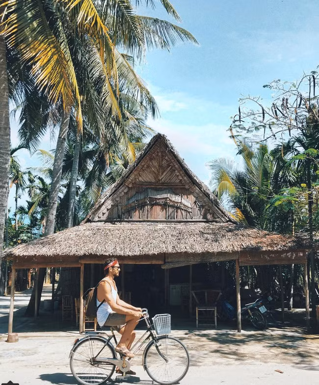 Dưới góc máy của Luca và Alessandro, Việt Nam hiện ra trong vẻ hoang sơ và vô cùng thuần khiết. Từ những mái nhà tranh đến cảnh vật hùng vĩ của núi rừng.