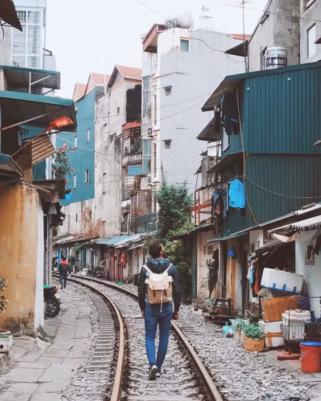 Chủ đề của những bức ảnh tập của hai chàng trai đẹp nước Ý tại Việt Nam chủ yếu tập trung lột tả nhịp sống đời thường của người dân bản địa, khung cảnh thiên nhiên hùng vĩ và những trải nghiệm chưa từng có.