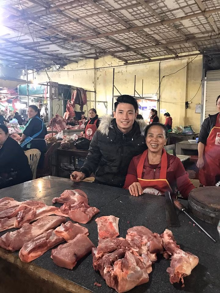 Được phép tập trung muộn hơn so với các đồng đội ở đội tuyển U23 Việt Nam, trung vệ Bùi Tiến Dũng đã tranh thủ ra chợ phụ mẹ bán hàng nhân những ngày đầu năm mới.