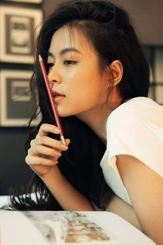 Bên cạnh đó, nhiều dân mạng cũng gợi lại những kỉ niệm đáng quên của Hoàng Thùy Linh với những lùm xùm tình ái và cả clip nóng với người yêu cũ là Việt Dark.