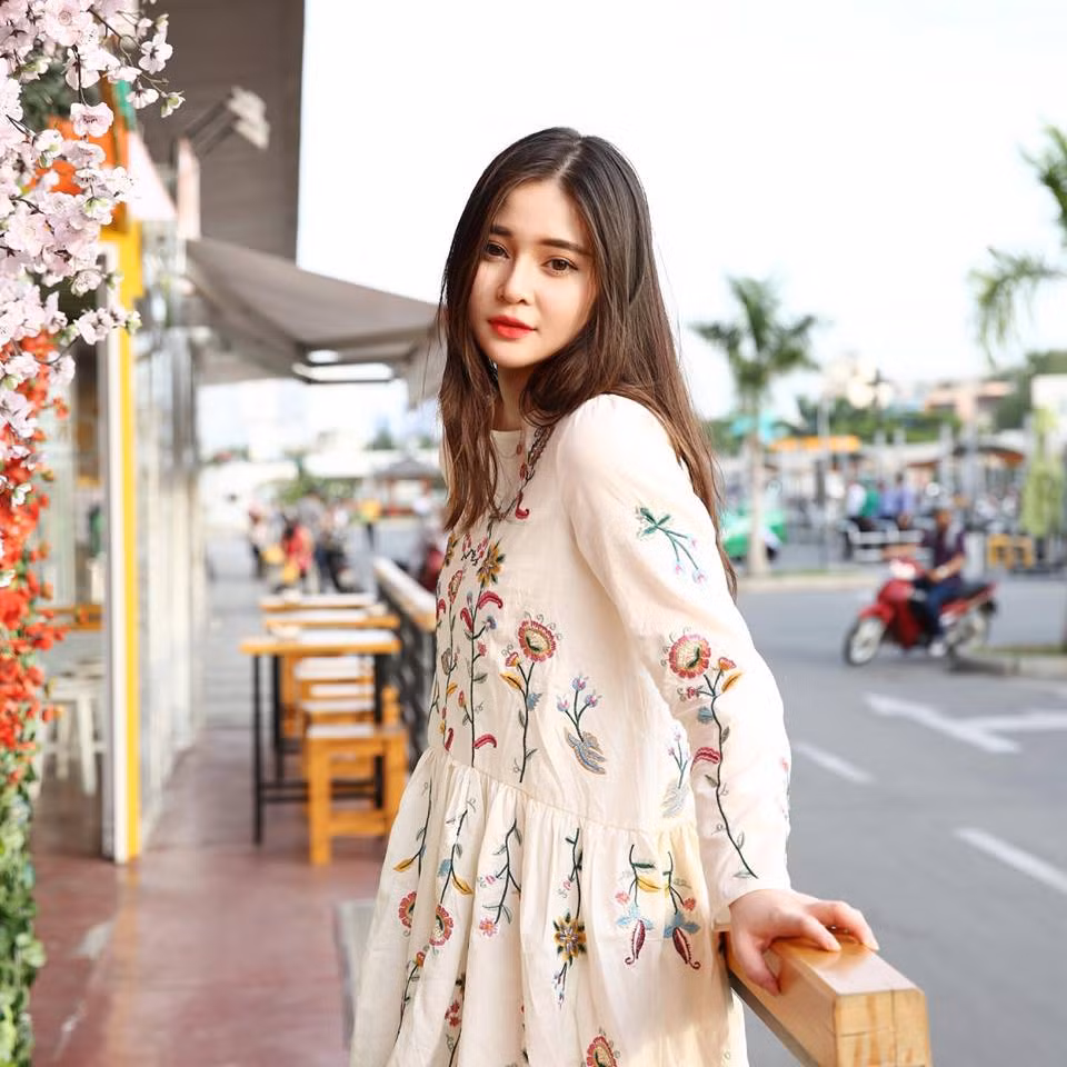 Khi những bức ảnh của Thảo Nguyên được đăng tải, nhiều người đã đọc được ngay tên, bởi trước đây chính nữ sinh 9X ĐH RMIT này từng bị nghi là "bồ mới" của tiền đạo trẻ Nguyễn Công Phượng. Tuy nhiên, sau đó cả hai đều chính thức phủ nhận thông tin này.