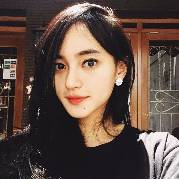 Không chỉ thế, kênh Youtube của Indah cũng có hơn 13 ngàn người đăng ký, đây cũng là nơi mà cô gái trẻ này thường xuyên chia sẻ những sản phẩm âm nhạc cũng như giọng hát ngọt ngào, trong trẻo của mình.