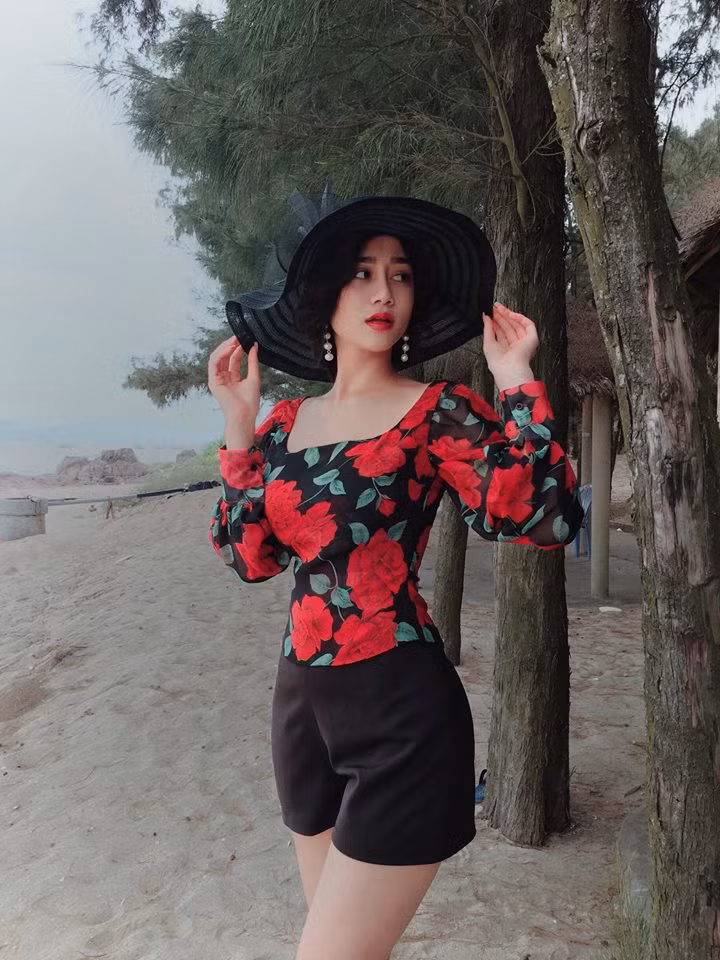 Trên trang cá nhân của mình, Ngọc Bích cũng chiếm trọn tình cảm của nhiều dân mạng bằng những bức ảnh "pose" dáng cực đẹp và cũng từ đó mang đến cho cô bạn này hơn 40.000 lượt theo dõi.
