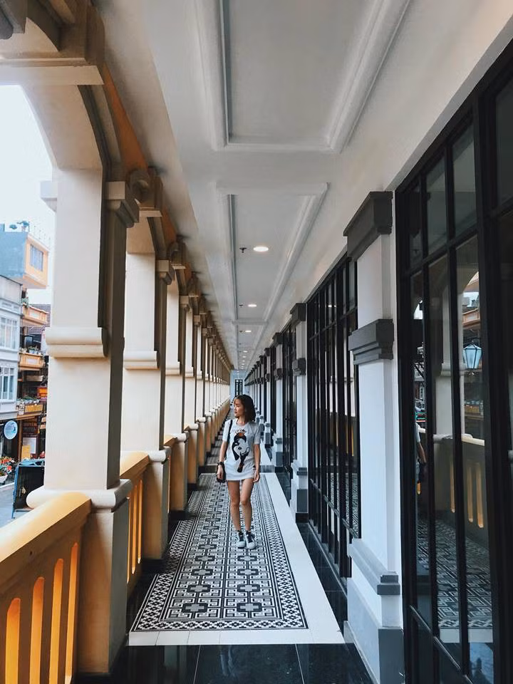 Tòa nhà này là một trung tâm thương mại, vừa mới đưa vào hoạt động cách đây không lâu, dù chưa hoàn thiện nhưng đã mang đến một làn gió mới thu hút các bạn trẻ đến du lịch Sapa.