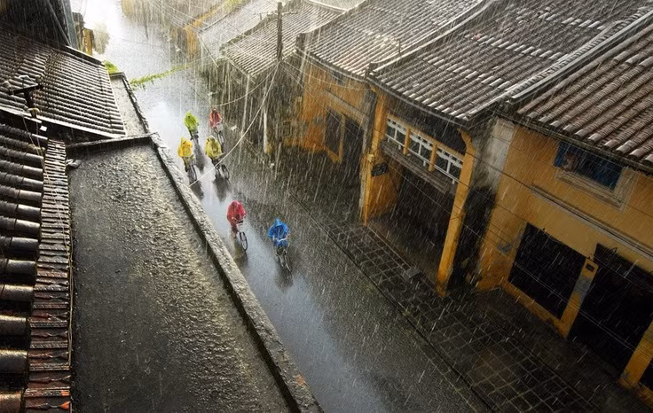 Đến với Hội An thời gian này, ngoài việc tận hưởng và ngắm không gian êm đềm thân thuộc đặc thù của phố xưa, du khách có cơ hội khám phá quang cảnh mới lạ với những cảm giác chưa hề trải qua vào ngày mưa.