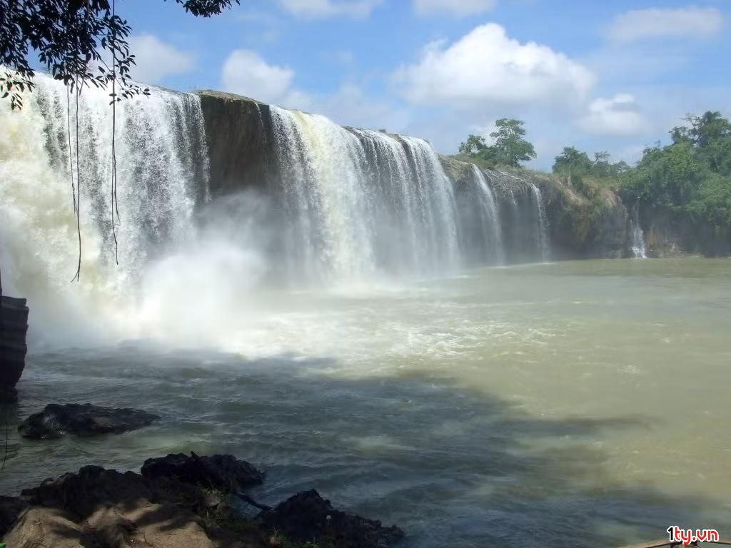 Buôn Ma Thuột hấp dẫn du khách bất kể trời mưa hay nắng. Nếu mùa khô ở Buôn Mê đổi màu áo với rừng cao su đổ lá thì mùa mưa ở đây chuyển mình với những tiếng gầm rú của dòng Serepôk.