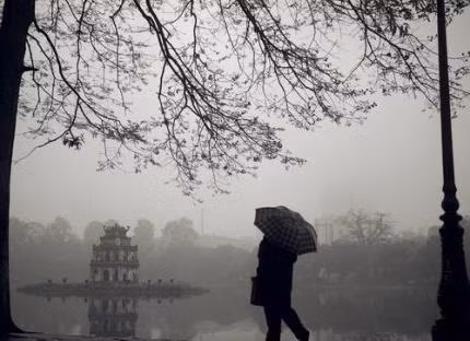 Phố cổ Hà Nội cũng là địa điểm du lịch được nhiều du khách trong nước cũng như nước ngoài chọn để khám phá những ngày mưa. Hồ Gươm ngày mưa là đặc trưng cho những nét đượm buồn của Hà Nội.