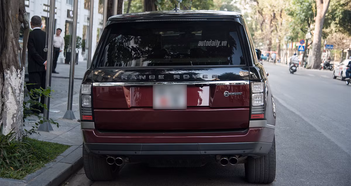 Không chỉ có một mình chiếc Range Rover SVAutobiography, trong đoàn xe đưa đón nam ca sĩ này còn có sự xuất hiện của chiếc sedan siêu sang trọng phiên bản sản xuất giới hạn Rolls-Royce Phantom Year of the Dragon 2012.