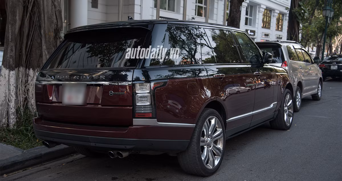 Rolls-Royce Phantom Year of the Dragon 2012 được hãng xe siêu sang Anh quốc sản xuất tổng cộng 33 chiếc dành riêng cho thị trường Trung Quốc nhân năm Nhâm Thìn (2012).