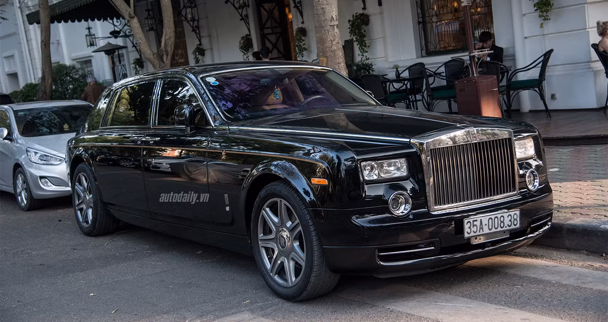 Tại thị trường Trung quốc, một chiếc Rolls-Royce Phantom Rồng có giá khoảng 1,2 triệu USD trong khi tại Việt Nam, xe có giá khoảng 37 tỷ thời điểm lúc bấy giờ. Dưới đây là một số hình ảnh của cặp đôi xe siêu sang đưa đón nam ca sĩ người Hàn Quốc chiều qua (17/2):