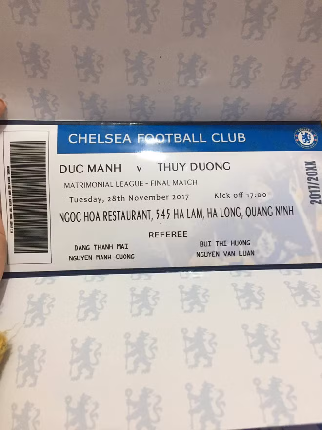 Sau khi tấm thiệp cưới lấy ý tưởng từ tấm vé xem trận đấu của CLB Chelsea được đăng tải, câu chuyện tình yêu của chủ nhân của nó cũng được chú ý. Cô dâu Thùy Dương vốn là hội trưởng của CFC Thái Nguyên còn chú rể Đức Mạnh là đội trưởng của CFC Quảng Ninh. Cặp đôi này đã tình cờ gặp nhau tại Giải bóng đá Fan Chelsea toàn quốc năm 2015 tại Hà Nội.