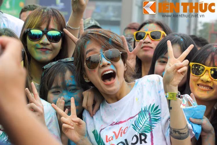 Chia sẻ về sự kiện Đường chạy sắc màu, cô nàng vlogger An Nguy chia sẻ với PV Kiến Thức:"Như các bạn đã biết đấy, tính An thì rất nghịch và quậy. Khi biết đến chương trình này, An rất háo hức và khi tới đây nhìn thấy sự nhiệt của các bạn trẻ càng làm mình trở nên phấn khích hơn".