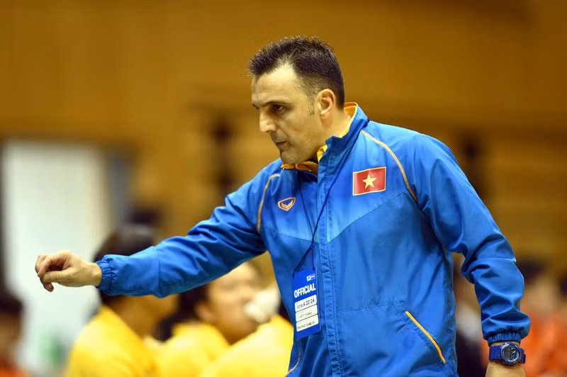 Đầu tiên, vị "phù thủy" từng đưa Futsal Việt Nam vươn tầm thế giới đã cảm ơn Liên đoàn bóng đá Việt Nam và ông bầu Trần Anh Tú đã tạo điều kiện, tốt nhất cho cho công việc và sinh hoạt của ông cũng như gia đình trong những ngày làm việc, sinh sống tại Việt Nam.
