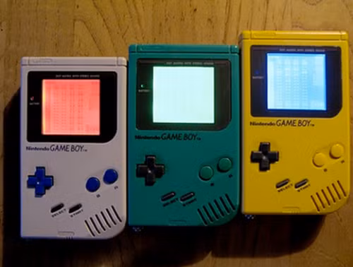Ngoài console thì siêu phẩm đình đám khác chính là chiếc máy điện tử cầm tay của hãng Brick game hay Game Boy cũng gắn liền với thế hệ 8X, 9X. Chắc hẳn sẽ không có ai nói không biết với chiếc máy điện tử này, chúng chỉ được hiển thị 2 màu đen trắng và chứa khoảng 10 trò chơi khác nhau như: rắn, đua xe, xếp hình… nhưng lại vô cùng cuốn hút.