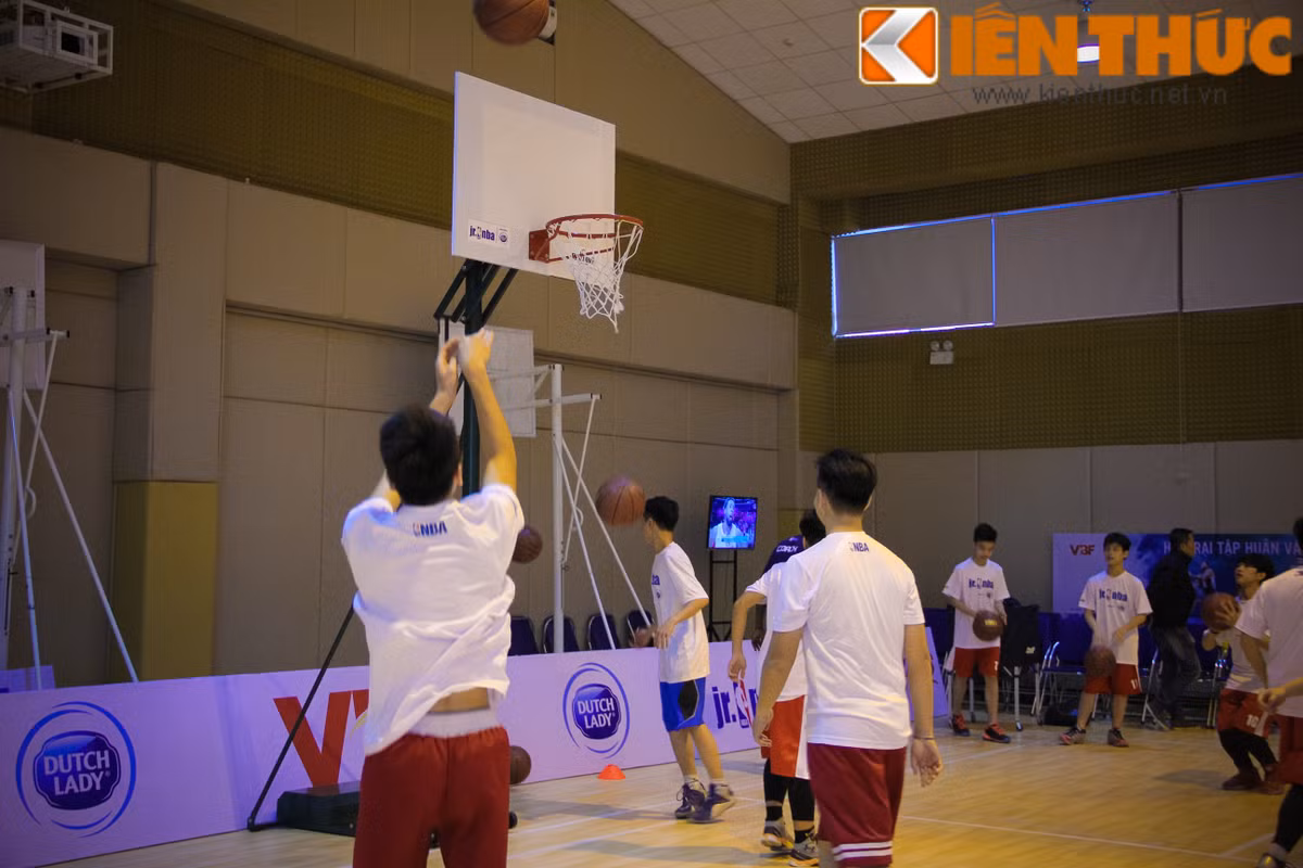 Trại tập huấn bóng rổ lần này, các chuyên gia đến từ NBA không chỉ tập cho các bạn trẻ Hà thành mà còn hướng dẫn các HLV tại Việt Nam những bài tập để giúp họ phát triển những kỹ năng mềm của bộ môn này.