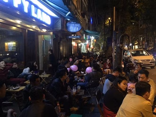 Hình ảnh được ghi lại tại một quán cafe tại Nguyễn Hữu Huân dịp cuối tuần, các bạn trẻ ngồi hút bóng cười khá thoải mái.