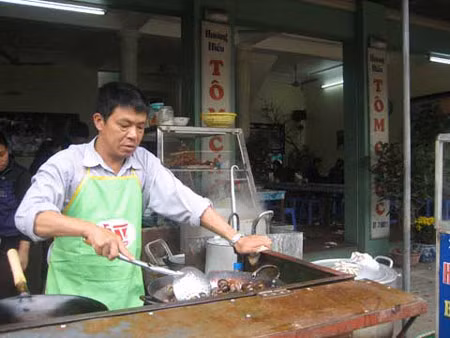 Còn tại địa điểm thu hút người dân đi lễ đầu năm đông như phủ Tây Hồ, các hàng ăn bán hàng "sướng tay", các chủ cửa hàng tại đây ngay từ đầu đã được cơ quan chức năng của phường quán triệt không được bán phá giá, chặt chém khách gây mất trật tự trị an.