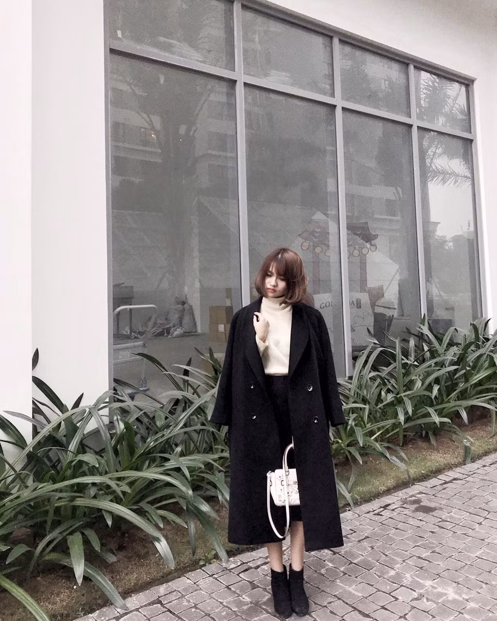 "Bản sao ca sĩ Miu Lê" của trường Y - Nguyễn Khánh Huyền sở hữu ngoại hình rất ấn tượng với chiều cao 1m65 và số đo 3 vòng hoàn hảo: 83-60-90. Chính lợi thế ngoại hình cùng body là chìa khóa để cô nàng trở nên nổi bật trước đám đông.